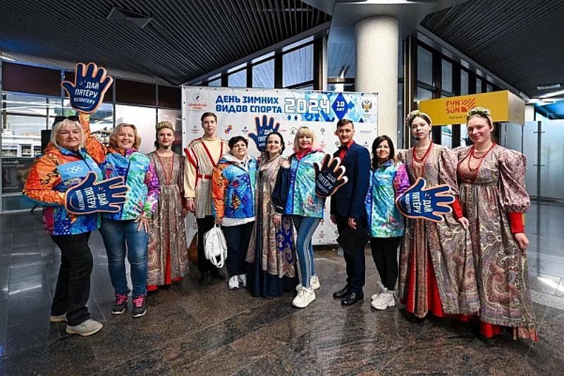 Более 200 волонтеров встречают гостей юбилея зимних Игр в Сочи