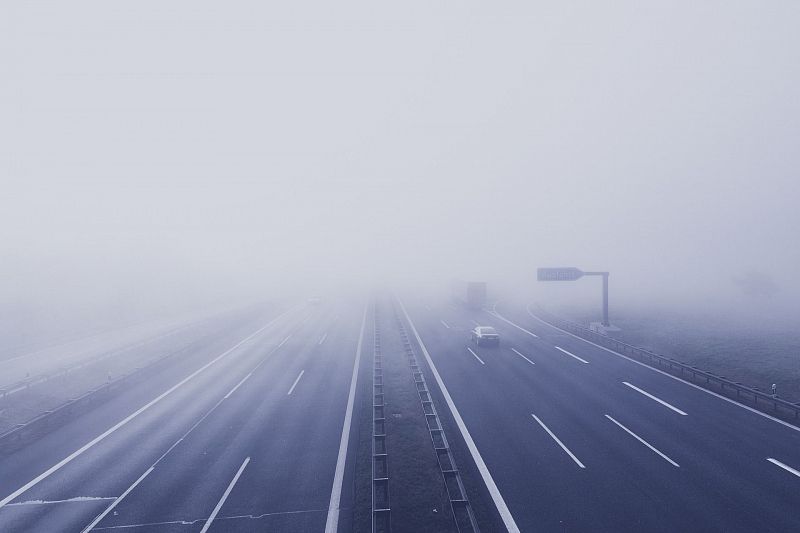 Туман на дорогах: ГИБДД просит автомобилистов не превышать скорость