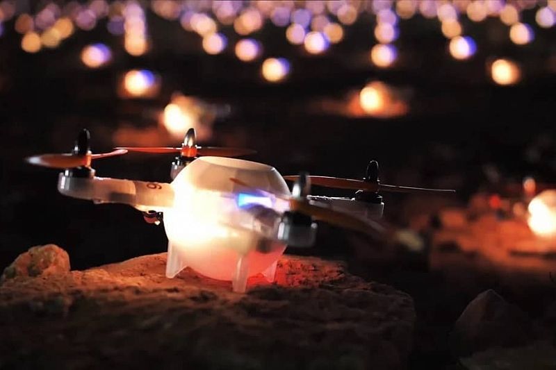 «Ожившие» модель ДНК и атом: 300 светящихся дронов устроили ночное шоу в Сочи