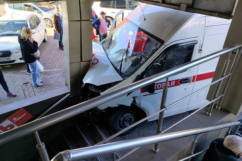 В Краснодаре машина скорой помощи сбила пешехода после столкновения с иномаркой
