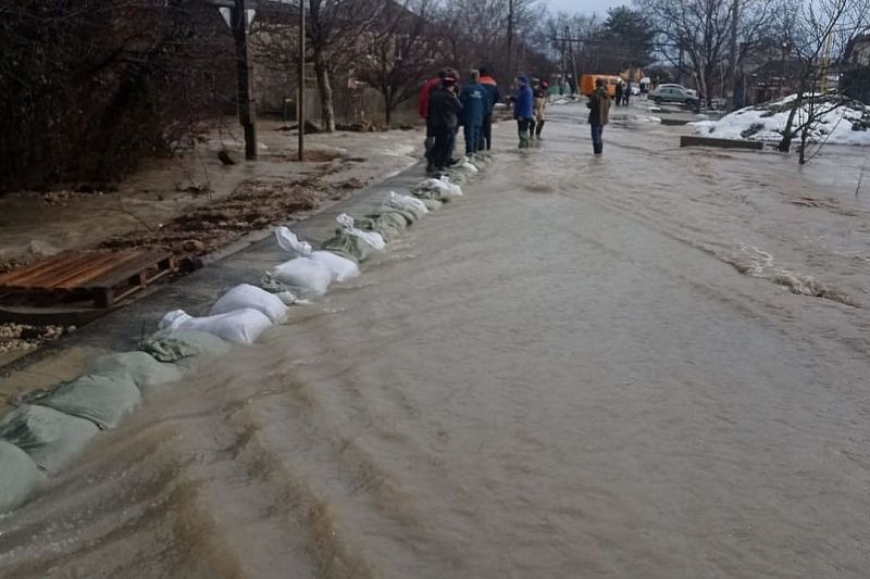 Дороги превратились в реки: поселки Анапы подтопило из-за дождя и таяния снега  
