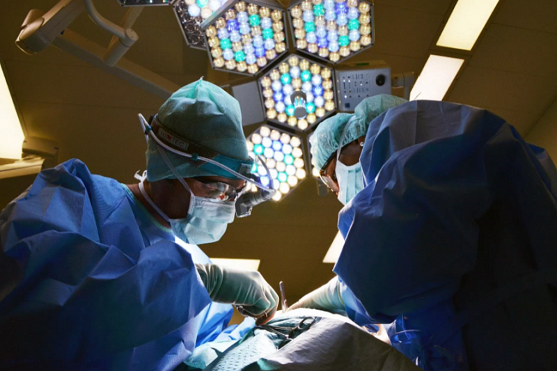 Кубанские врачи приняли участие в первой в истории операции на мозге с подключением искусственного кровообращения