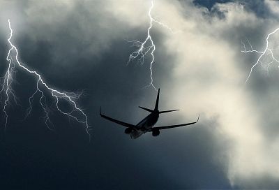 Момент удара молнии в самолет Сочи – Самара попал на видео