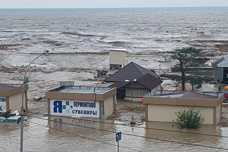 Из-за сильных дождей на Кубани оказались подтопленными сотни придворовых территорий