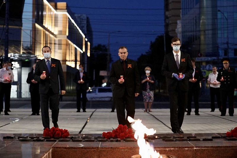В Краснодаре у Вечного огня зажгли свечи в память о погибших на войне