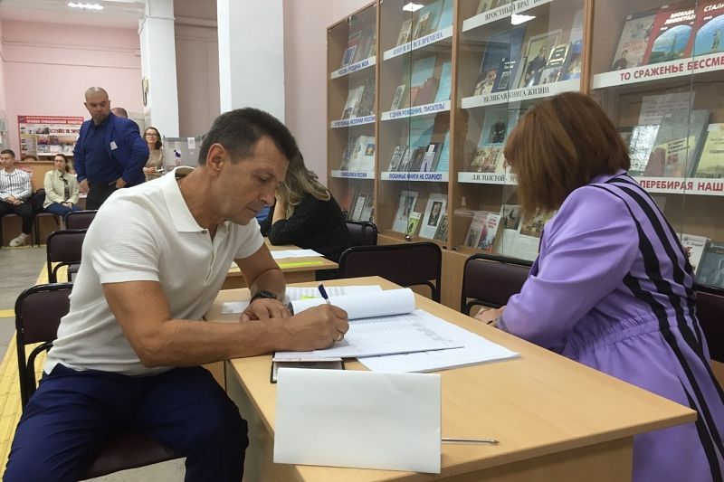 Участие в выборах депутатов ЗСК на своем избирательном участке принял Герой России Евгений Шендрик