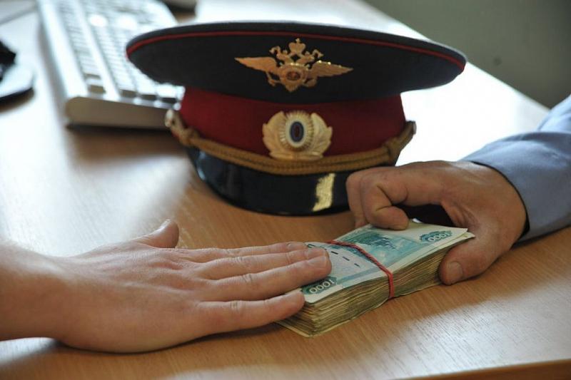 В Краснодаре сотрудники ДПС попались на взятке в 100 тыс. рублей