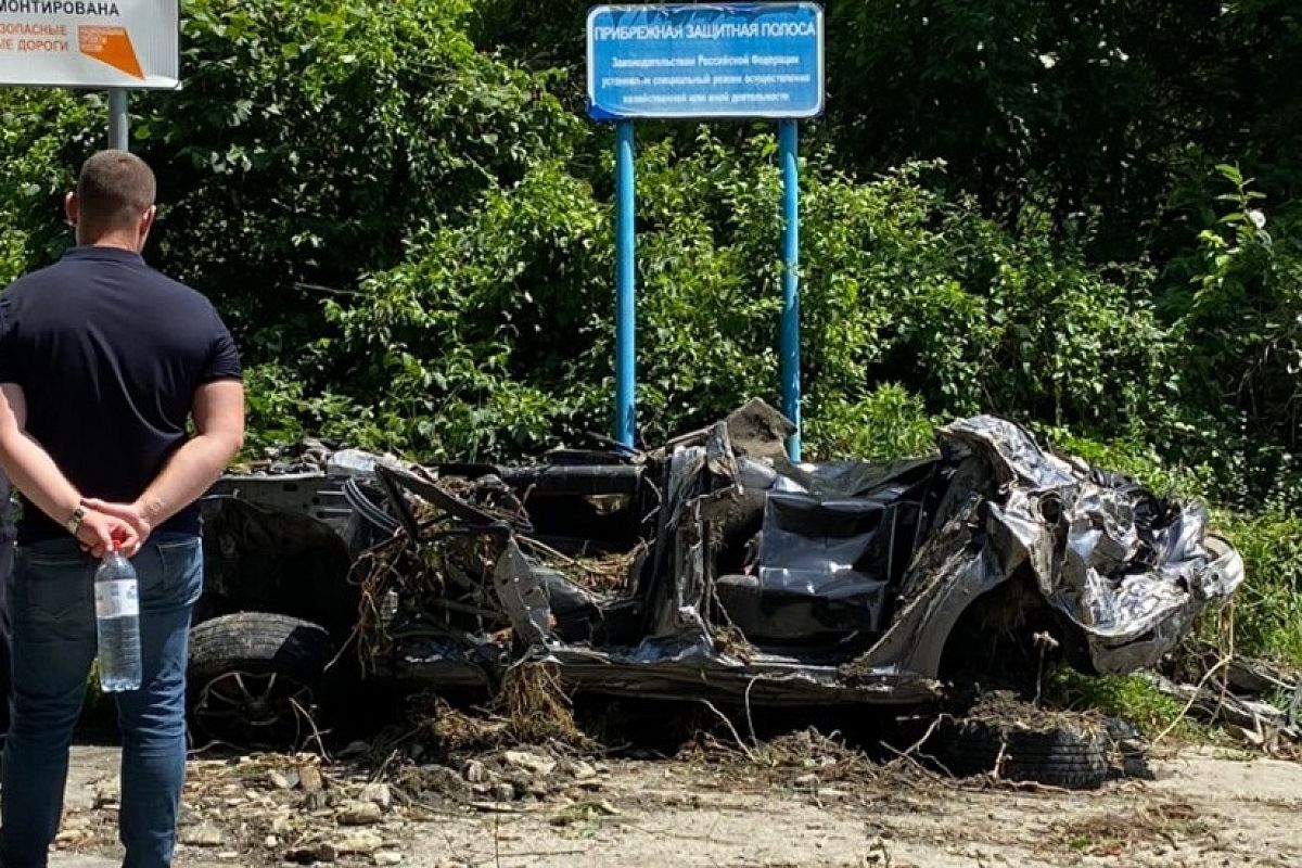 В Сочи найдены тела двух пассажирок снесенной рекой иномарки. Поиски ребенка продолжаются