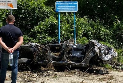 В Сочи найдены тела двух пассажирок снесенной рекой иномарки. Поиски ребенка продолжаются