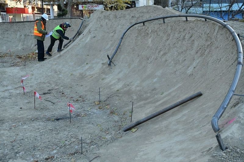В сквере Дружбы народов в Краснодаре началось строительство бетонного скейт-парка