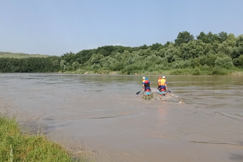 Почти 100 человек ищут унесенную рекой школьницу в Краснодарском крае