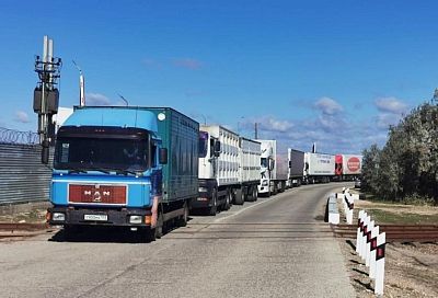 Более 1000 грузовиков ожидают очереди на Керченскую переправу
