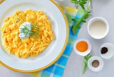 Яичный скрэмбл на завтрак: помешал в сковороде 3 минуты — и яйца нежные, сливочные, как в хорошем отеле