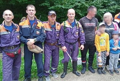 В Апшеронском районе спасатели с помощью WhatsApp нашли заблудившуюся в лесу семью с детьми
