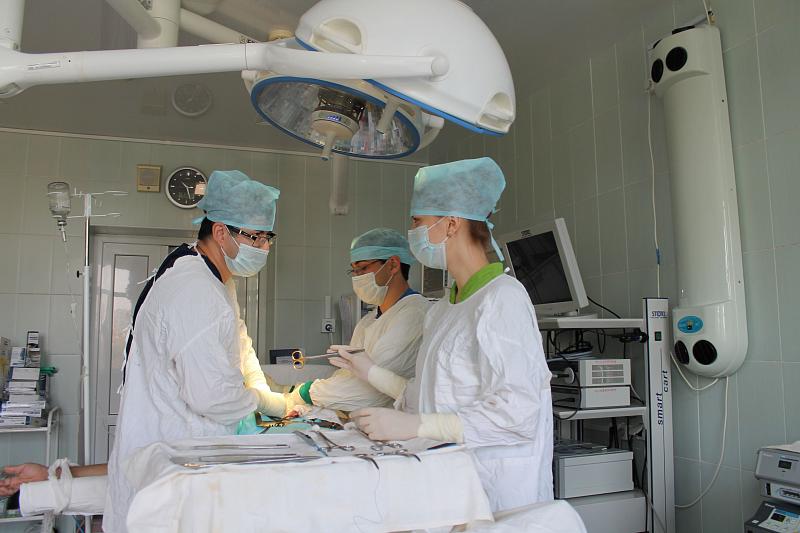 Краснодарские врачи спасли 56-летнюю пациентку, удалив ей сразу две опухоли