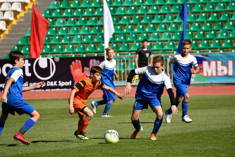 Более 100 тысяч детей на Кубани увлечены футболом.