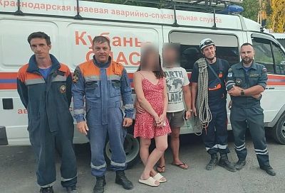 Под Геленджиком спасатели эвакуировали туристов, застрявших на отсыпном склоне