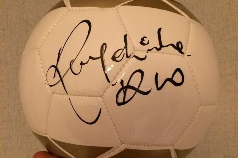 Жительница Краснодара продает мяч с автографом Роналдиньо за 50 тысяч рублей