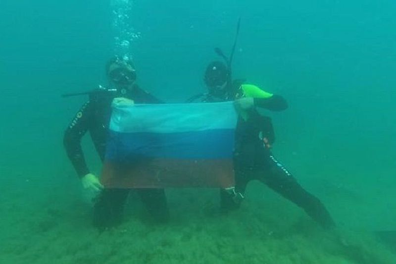 В День флага в Анапе развернули триколор на дне Черного моря