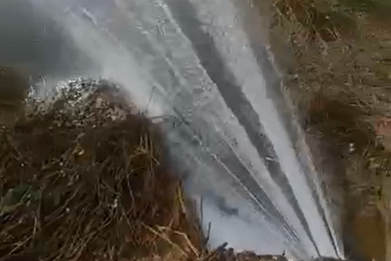 Фонтан вырвался из-под земли в пригороде Сочи: водопроводную трубу повредил очередной оползень 