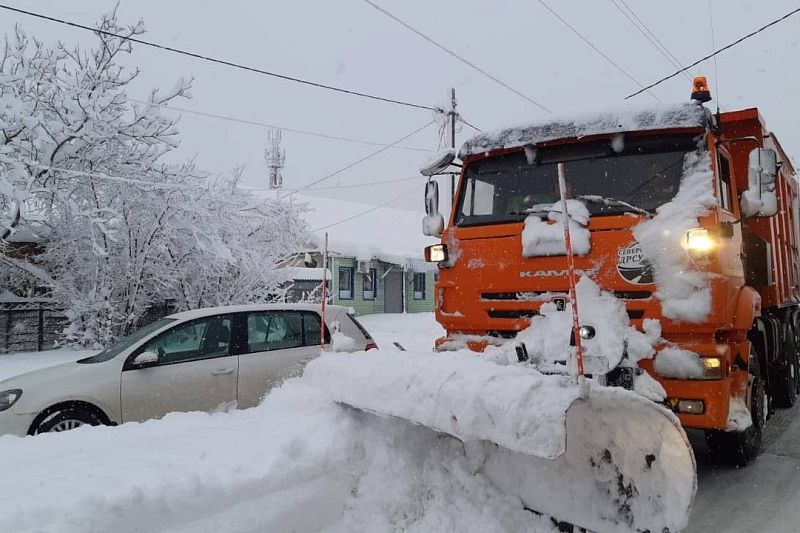 Около 250 спецмашин расчищают дороги Краснодарского края от снега