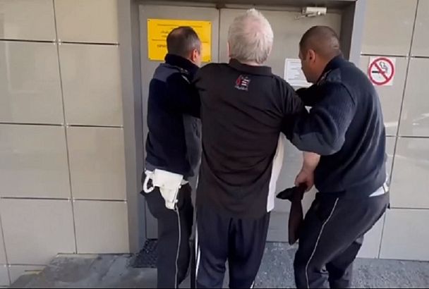 В Туапсе полицейские доставили в больницу лежащего на улице пенсионера