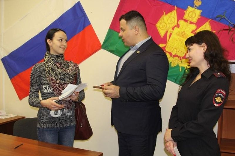 В Краснодаре поздравили женщин, получивших российский паспорт