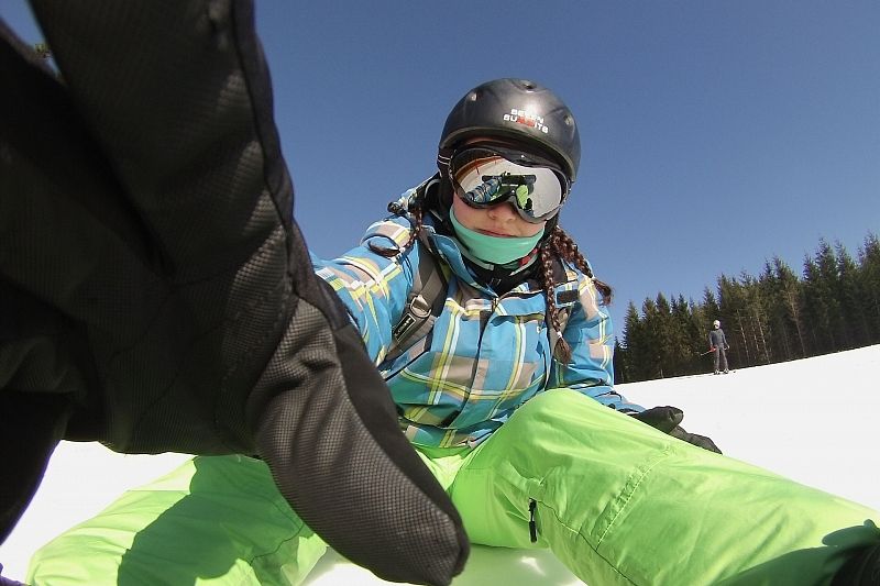Спасатели эвакуировали выехавших за пределы горнолыжных трасс двух сноубордисток 
