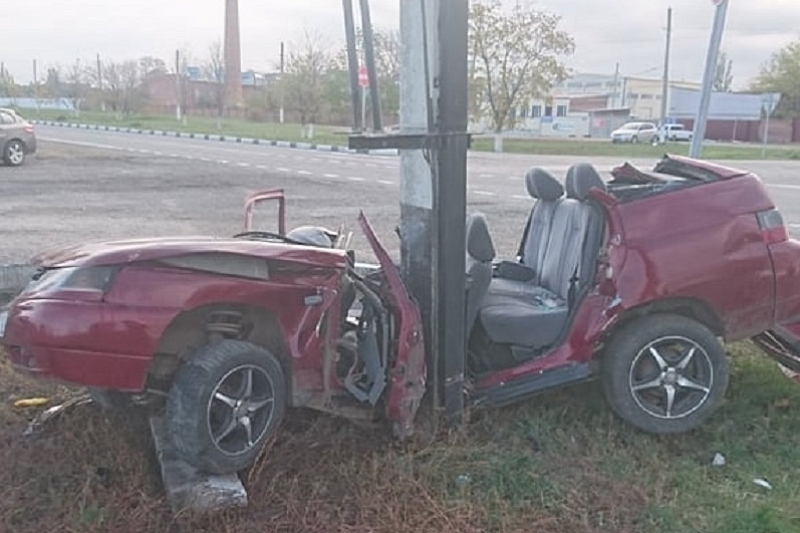 В Краснодарском крае в жестком ДТП пострадал 15-летний водитель ВАЗа 