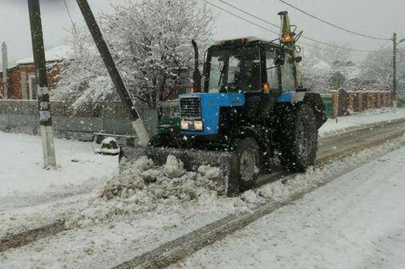 На расчистке дорог от снега в Краснодарском крае работает около 250 единиц техники