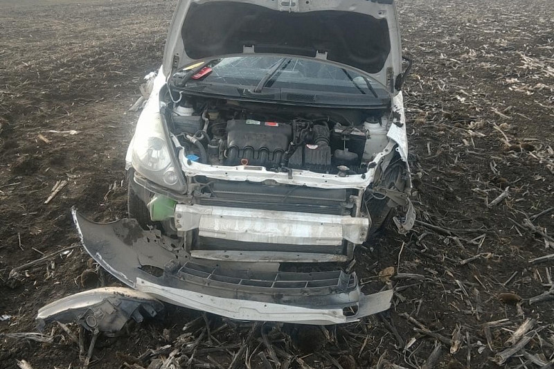 В Анапе 19-летний водитель Honda Fit съехал с трассы и опрокинулся