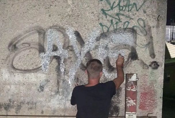 В Краснодаре при помощи камер видеонаблюдения выявили четырех авторов незаконных граффити 