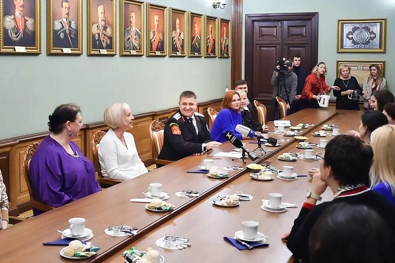 Вице-губернатор Кубани Александр Власов встретился с матерями и женами казаков – участников спецоперации
