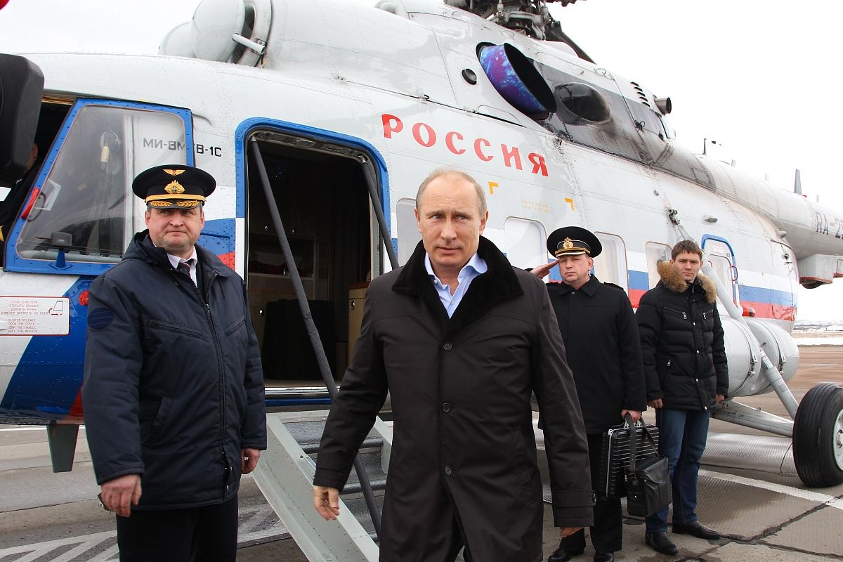 Через полгода после трагедии в Крымске Владимир Путин прилетел в город, чтобы проверить, как в новых дома обустроились те, кто пострадал от наводнения.