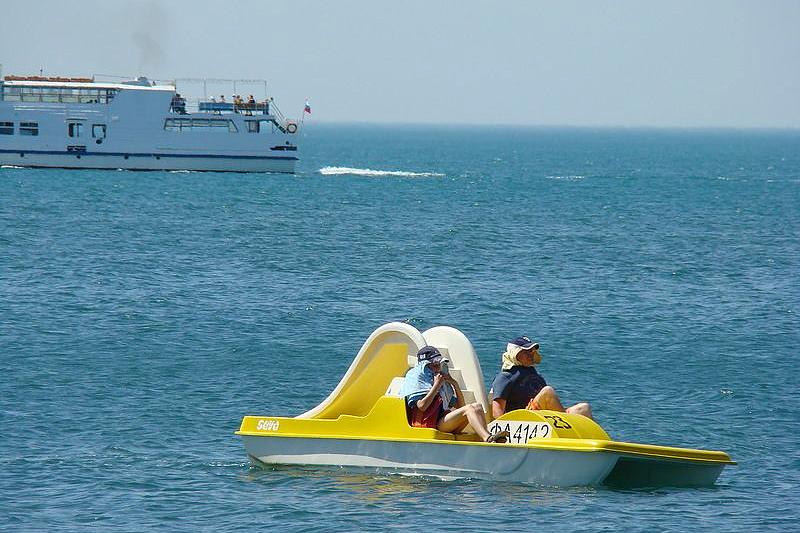 В Анапе туристов на катамаране унесло в море 