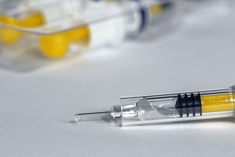 Ученые сообщили о реакции на вакцину от коронавируса у мужчин и женщин