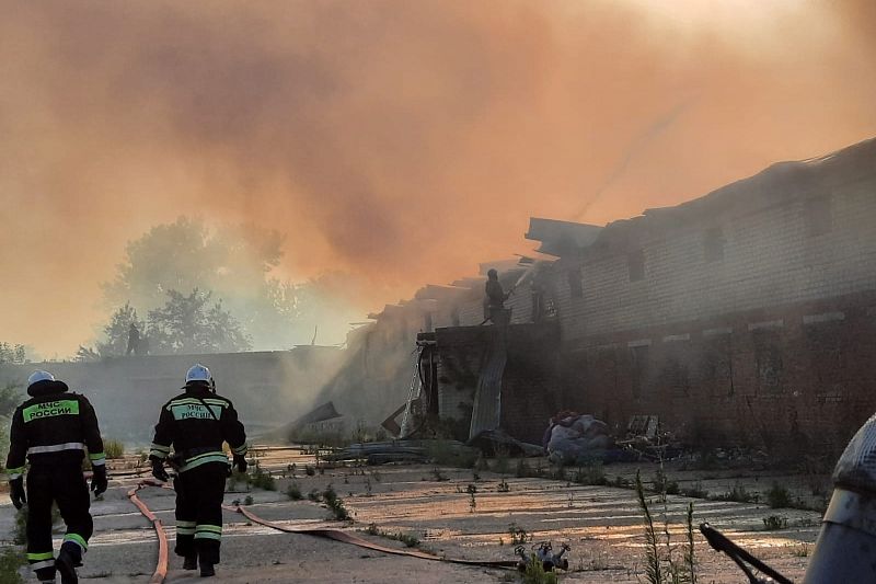 В Краснодаре более четырех часов тушили крупный пожар в ангаре