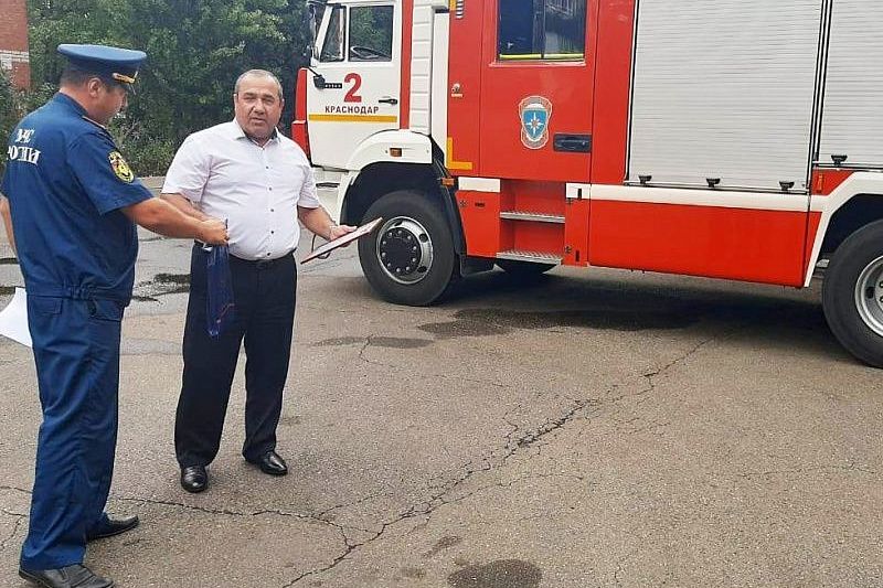 Жителя Краснодара наградили за спасение водителя из горящей машины 