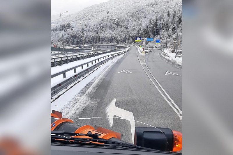 Дорожники показали, как расчищают засыпанные снегом трассы Красной Поляны