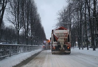 Основные магистрали и путепроводы Краснодара обрабатывают от наледи