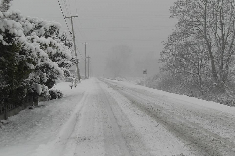 В Краснодарском крае на автодороге Крымск-Джигинка затруднено движение из-за снега