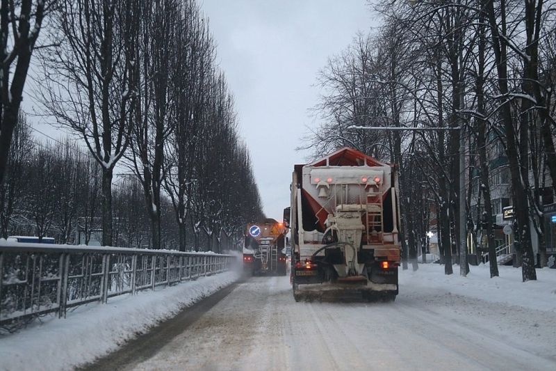 Основные магистрали и путепроводы Краснодара обрабатывают от наледи