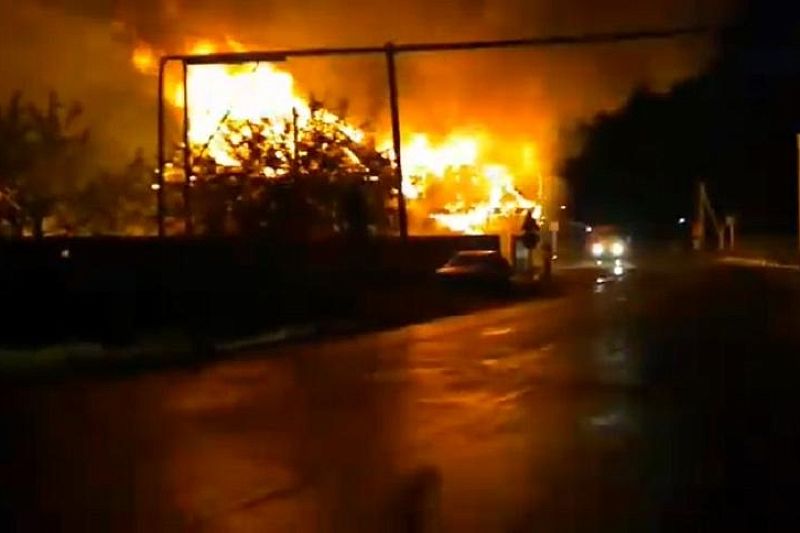 В Краснодарском крае ночью сгорело здание ритуальных услуг и жилой дом на площади 750 кв.м.