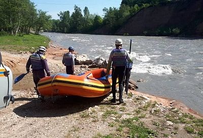Восьмые сутки спасатели Адыгеи ищут упавшего в горную реку туриста