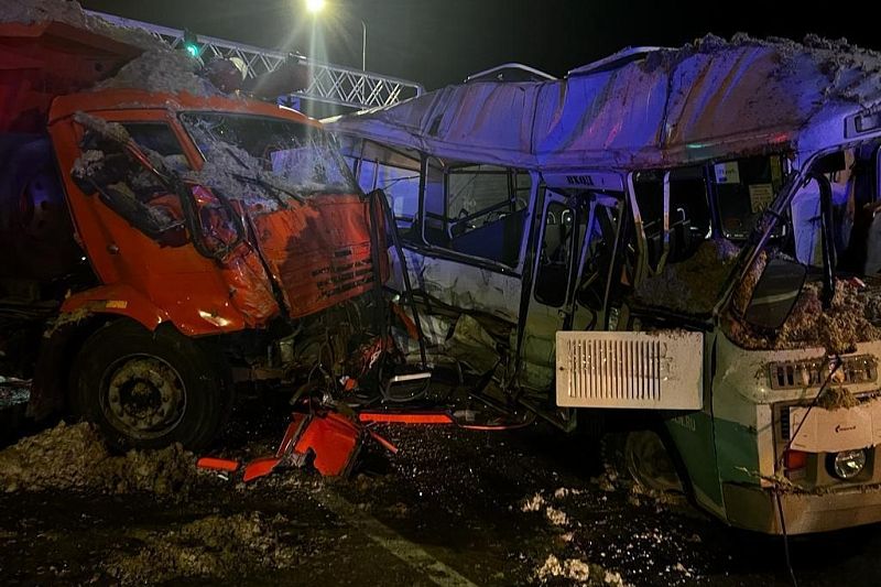 На Кубани в жестком ДТП с КамАЗом погиб водитель автобуса, еще 5 пассажиров пострадали