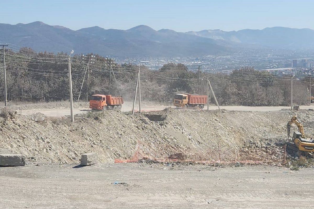 До 100 квадратов сократилась площадь пожара на мусорном полигоне в Новороссийске