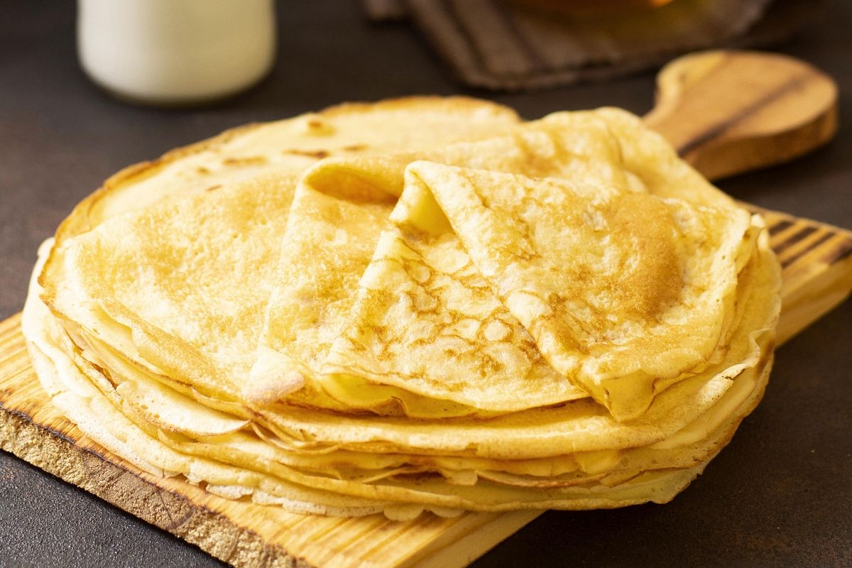 Блины на молоке по-деревенски: всегда тонкие, ароматные, как у бабушки 