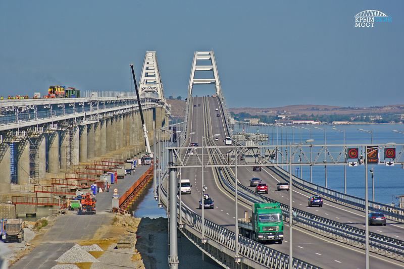 По Крымскому мосту за год проехали более 700 тысяч грузовиков