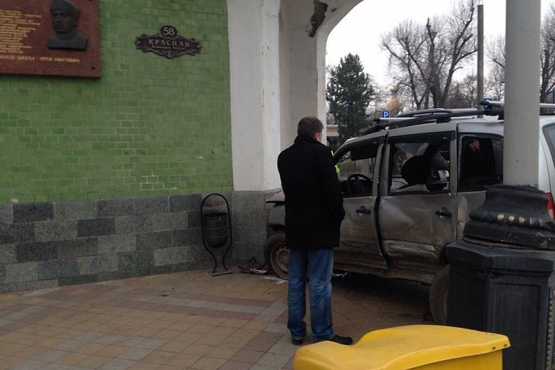 Два автомобиля в результате ДТП врезались в историческое здание на ул. Красной в Краснодаре