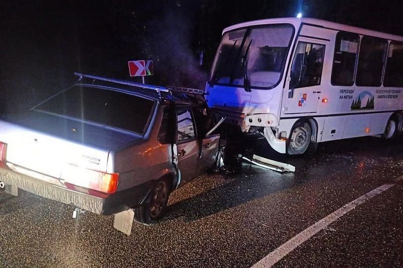 Пассажир легковушки погиб в ДТП с автобусом в Сочи